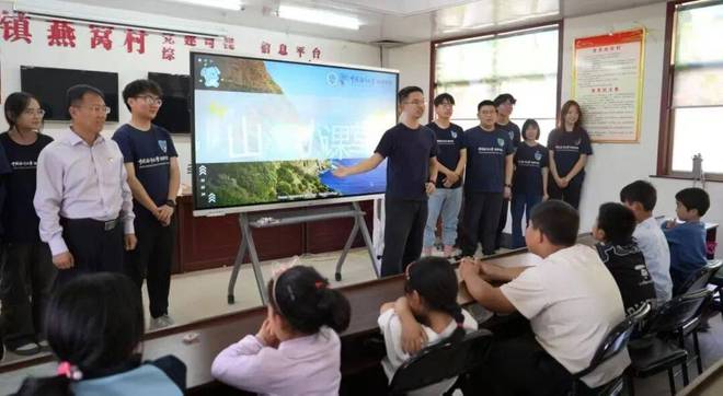 青島新東方學(xué)校聯(lián)合中國海洋大學(xué)就業(yè)中心開展愛心公益捐書活動(圖1)