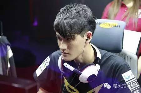 打瓦的帥哥電競選手