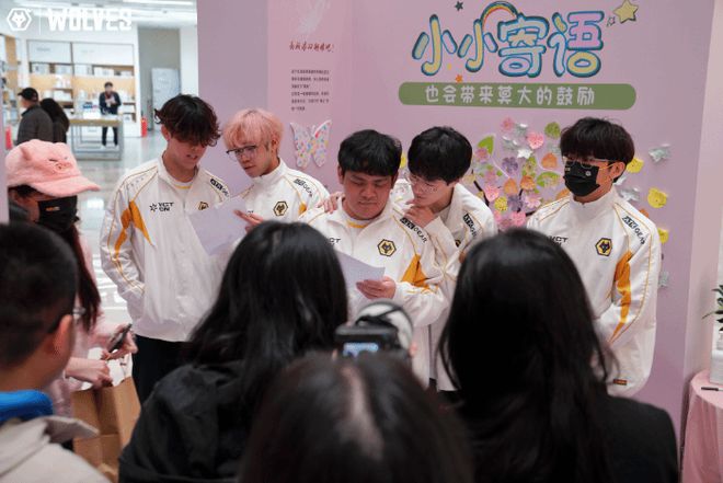 籃板下“打瓦的”和“打球的”正在閃閃發(fā)光(圖8)