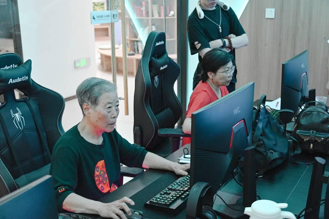 最大年齡77歲 “爺奶輩電競(jìng)戰(zhàn)隊(duì)”來(lái)了！網(wǎng)友：你永遠(yuǎn)不知道坐在電腦對(duì)面的是誰(shuí)(圖2)