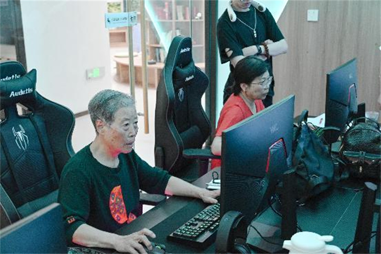 成都青羊：活到老、學(xué)到老65歲+老人充滿朝氣與活力