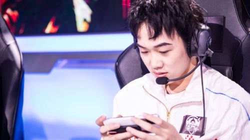 Faker再次祝賀Uzi進(jìn)入名人堂直言得知他退役自己很難過