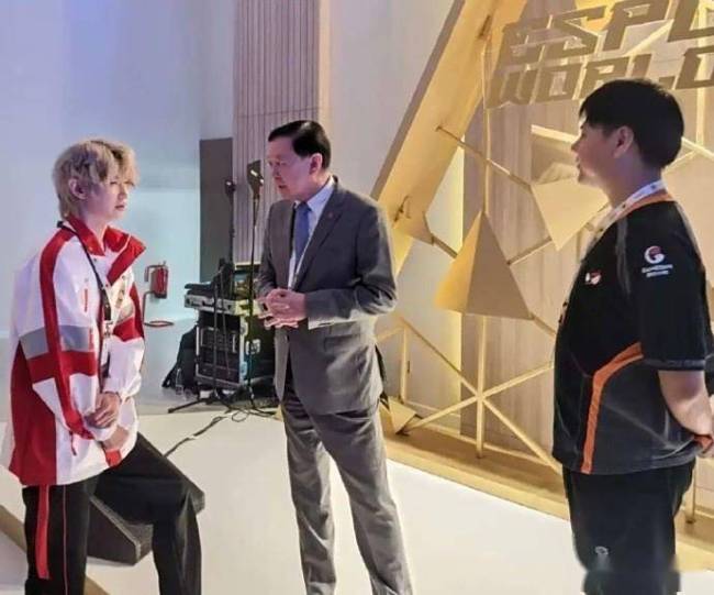 一諾王俊凱合影 電競(jìng)國(guó)家隊(duì)排面(圖2)