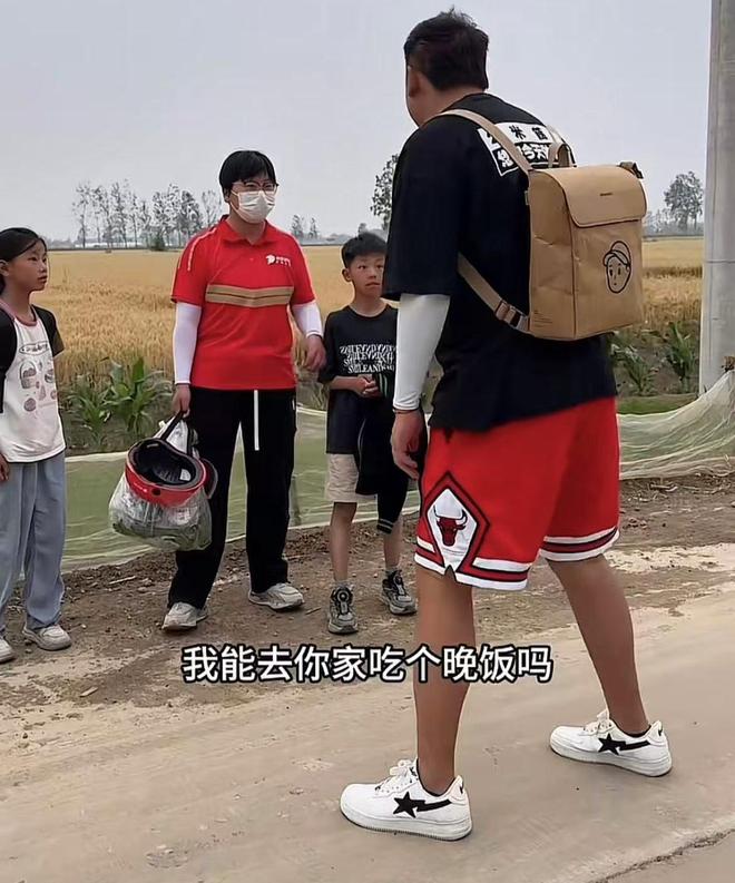 沭陽4姐弟一夜爆火后門口出現(xiàn)很多陌生人大衣哥的話有人信了(圖4)