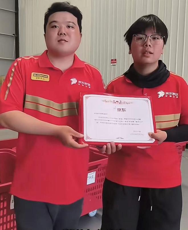 沭陽4姐弟一夜爆火后門口出現(xiàn)很多陌生人大衣哥的話有人信了(圖5)